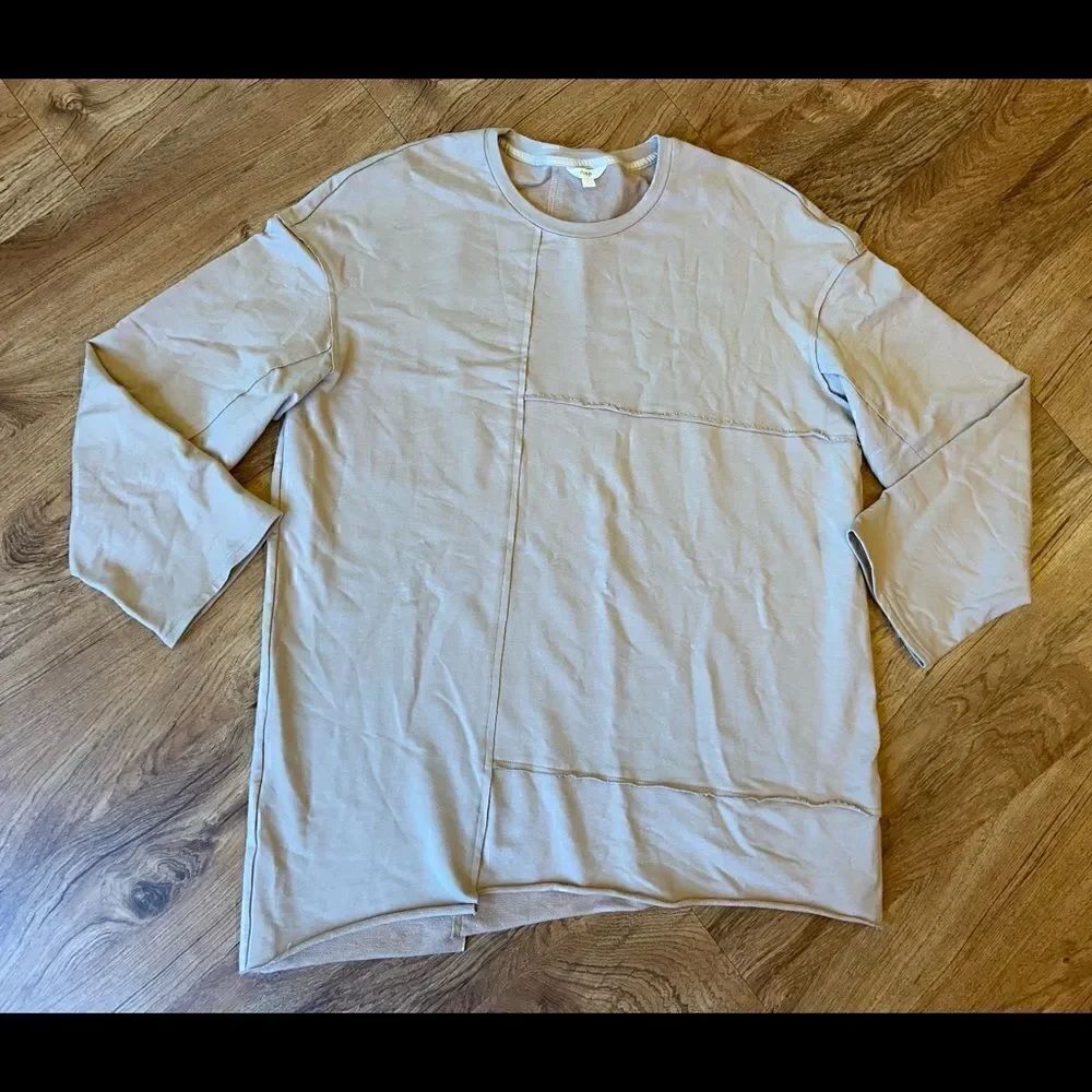 Nap beige/tan light crewneck sweatshirt.